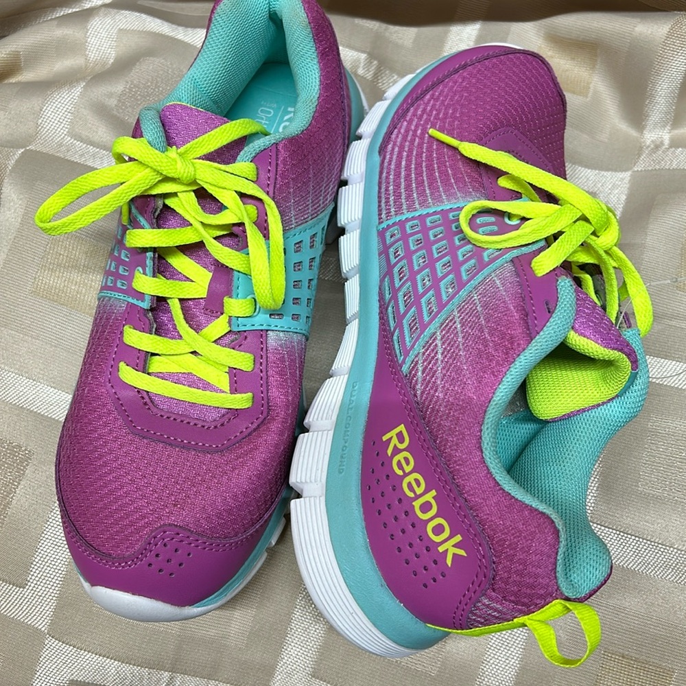 Woman’s Sneakers size 5 . New in good condition.